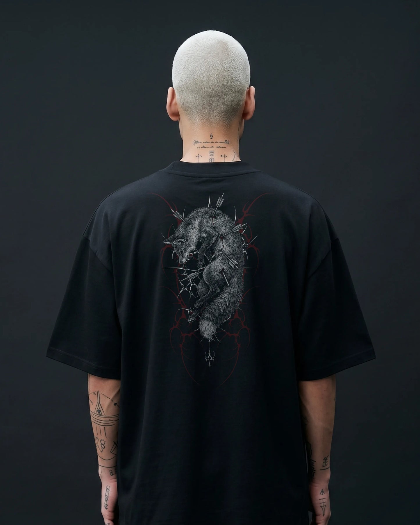 Männliches Model trägt Oversized Boxy Fit Unisex T-Shirt in Schwarz – "Toter Fuchs" Backprint – schweres Streetwear Shirt.