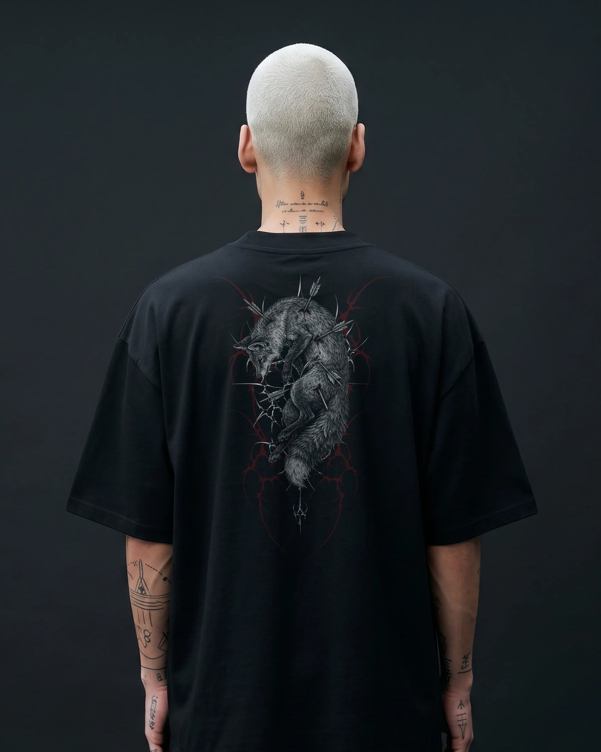 Männliches Model trägt Oversized Boxy Fit Unisex T-Shirt in Schwarz – "Toter Fuchs" Backprint – schweres Streetwear Shirt.