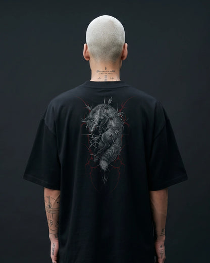 Männliches Model trägt Oversized Boxy Fit Unisex T-Shirt in Schwarz – "Toter Fuchs" Backprint – schweres Streetwear Shirt.