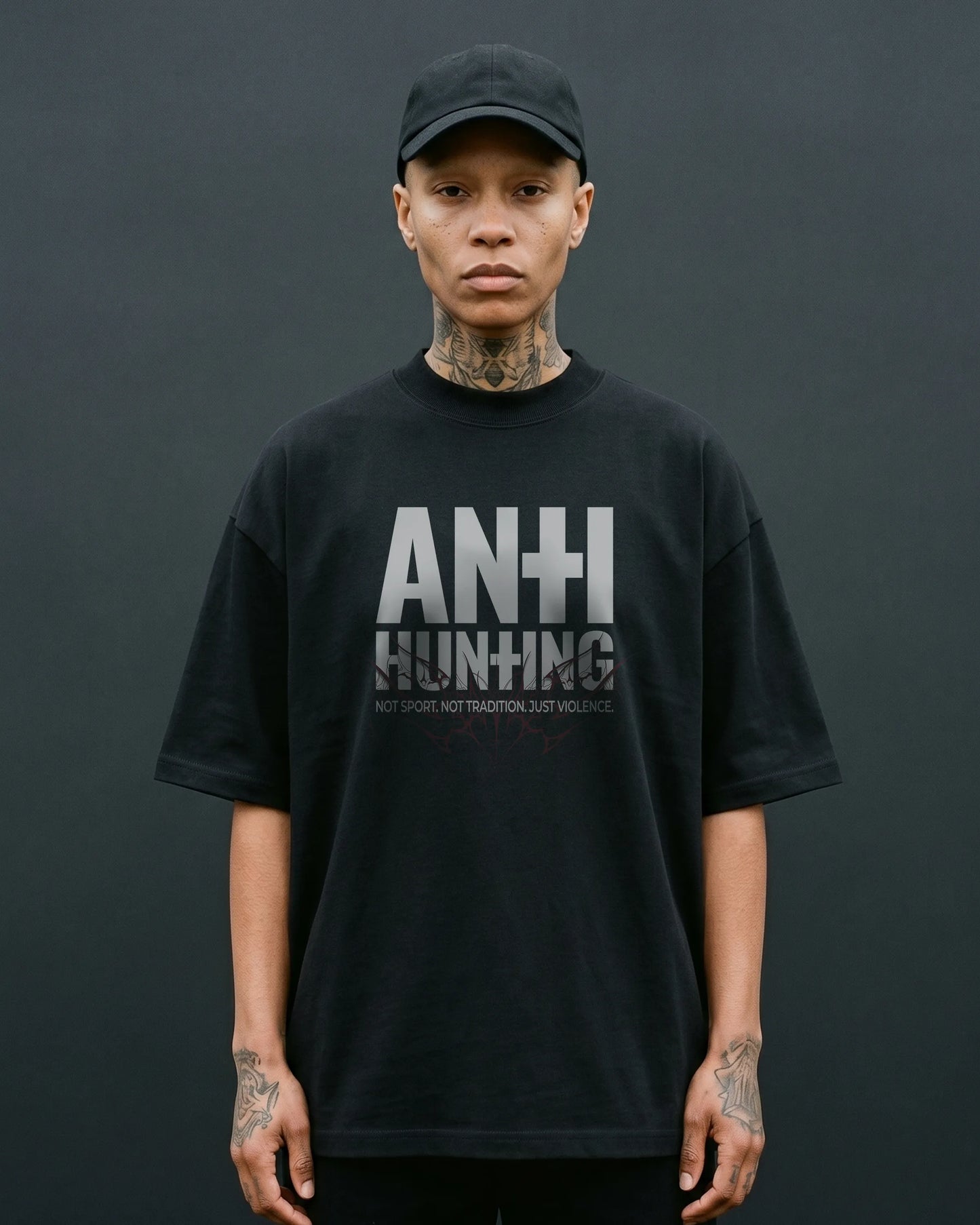 Weibliches Model trägt Oversized Boxy Fit Unisex T-Shirt in Schwarz mit "Anti Hunting" Frontprint – schweres Streetwear Shirt.