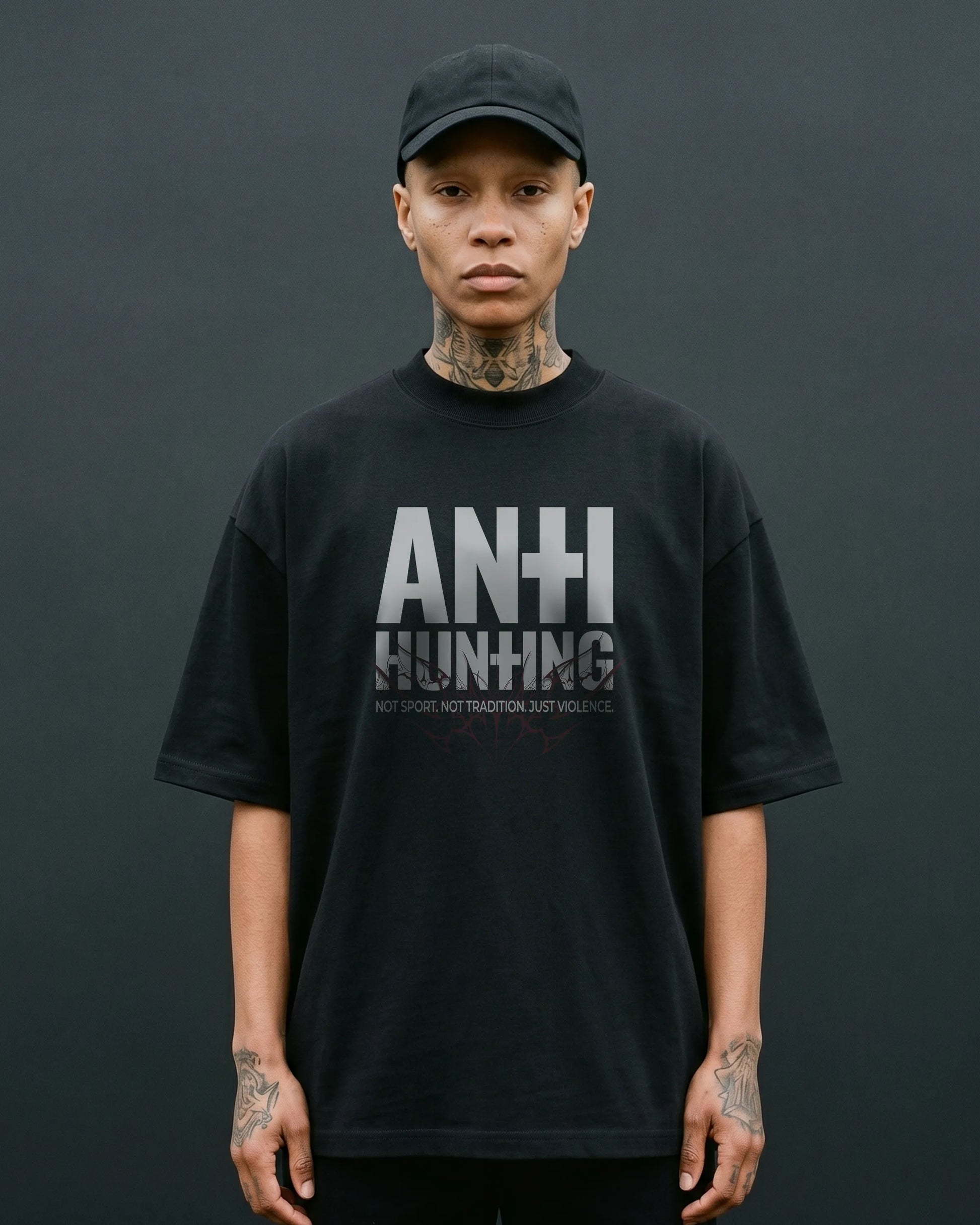 Weibliches Model trägt Oversized Boxy Fit Unisex T-Shirt in Schwarz mit "Anti Hunting" Frontprint – schweres Streetwear Shirt.