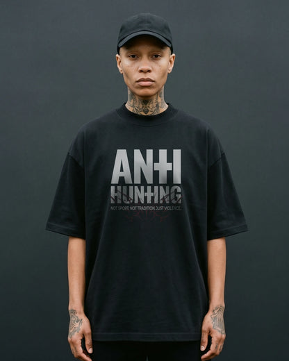 Weibliches Model trägt Oversized Boxy Fit Unisex T-Shirt in Schwarz mit "Anti Hunting" Frontprint – schweres Streetwear Shirt.