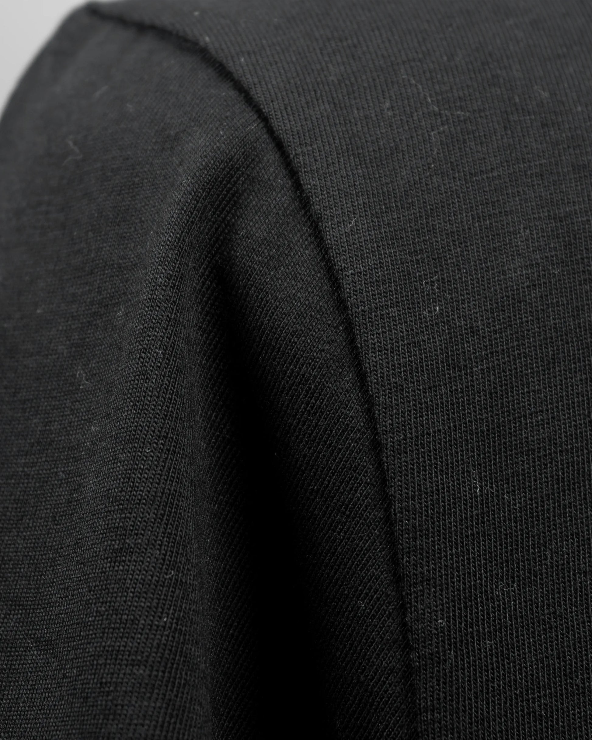 Detailaufnahme der Naht am Stanley/Stella Creator 2.0 Unisex T-Shirt in Schwarz – saubere Verarbeitung und langlebige Qualität aus fairer Bio-Baumwolle.