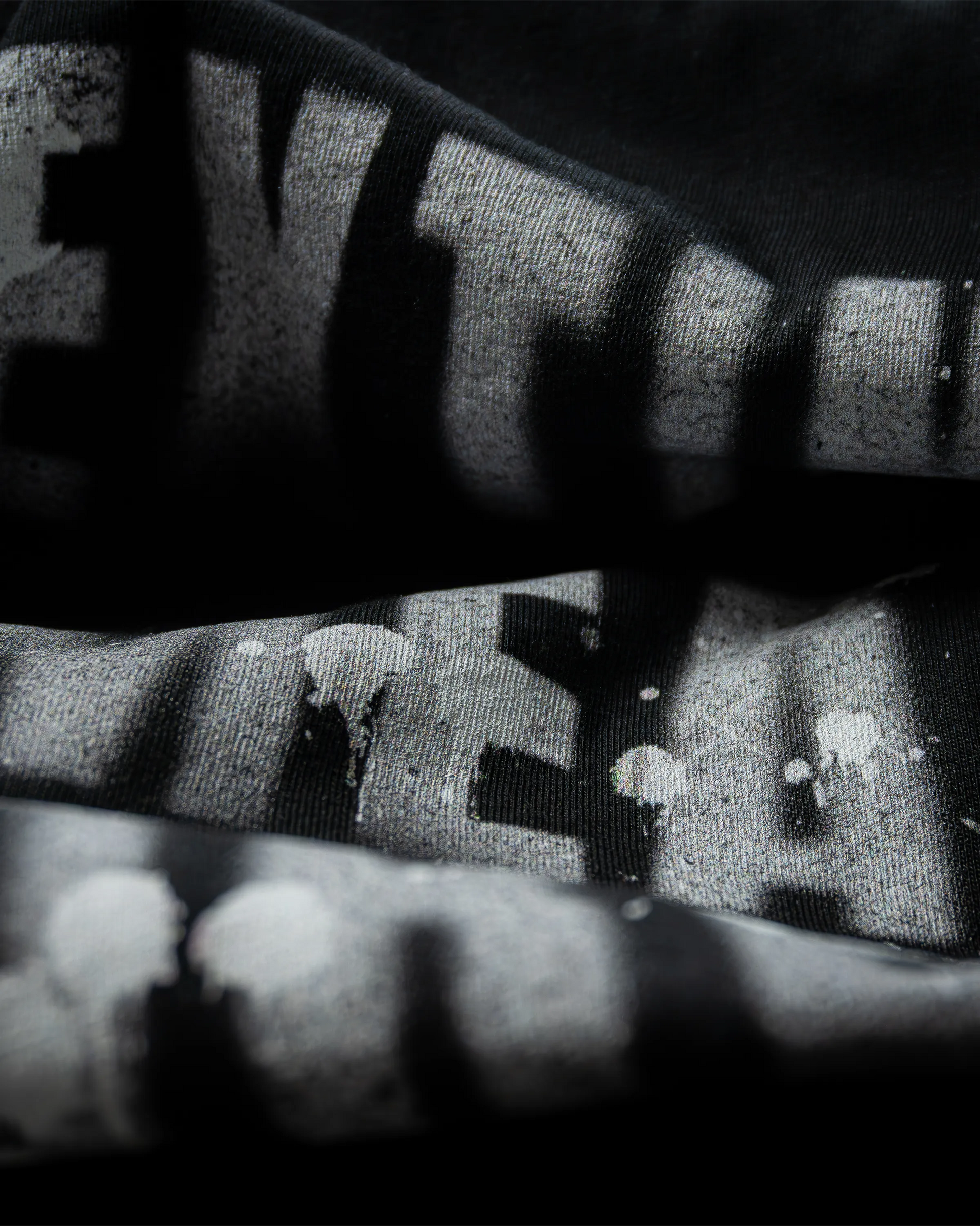 Detailansicht des Drucks auf dem Stanley/Stella Creator 2.0 Bio Unisex T-Shirt in Schwarz.
