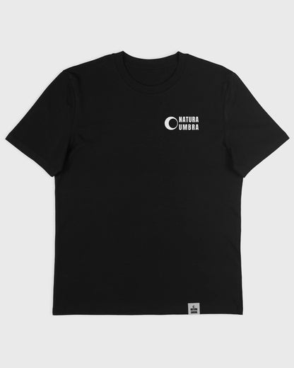 Flatlay-Ansicht des Stanley/Stella Creator 2.0 Bio Unisex T-Shirts in Schwarz mit "Natura Umbra" Frontprint – nachhaltige Streetwear.