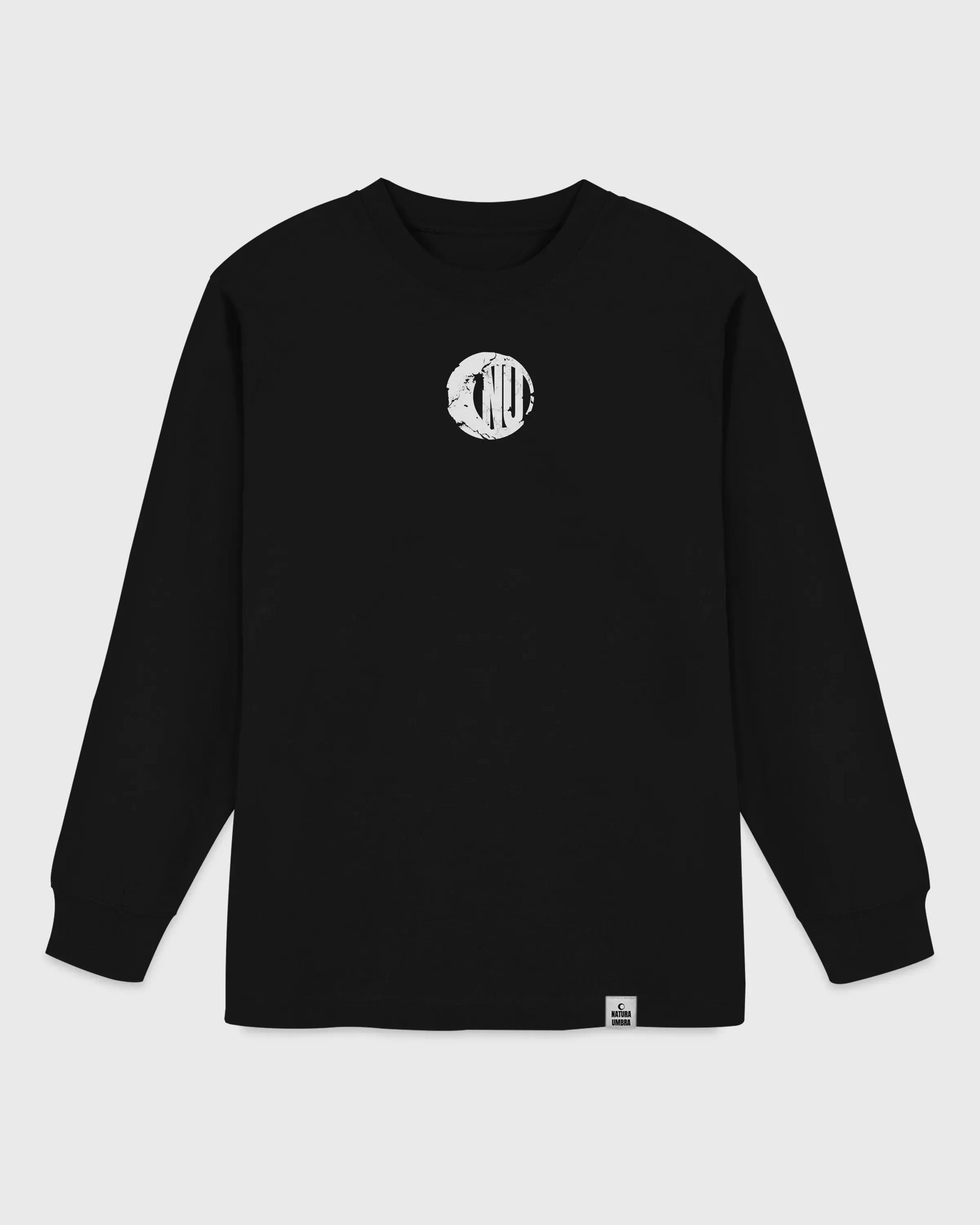 Flatlay vom Stanley/Stella Freestyler Longsleeve T-Shirt in Schwarz mit "Natura Umbra" Frontprint – nachhaltiges Unisex Shirt aus Bio-Baumwolle.