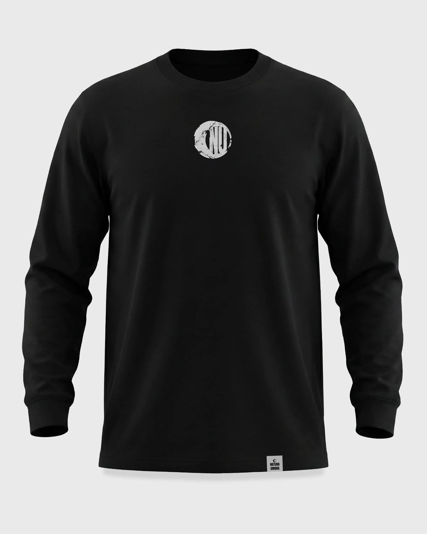 Ghost-Mockup vom Stanley/Stella Freestyler Longsleeve T-Shirt in Schwarz mit "Natura Umbra" Frontprint – nachhaltiges Unisex Shirt.