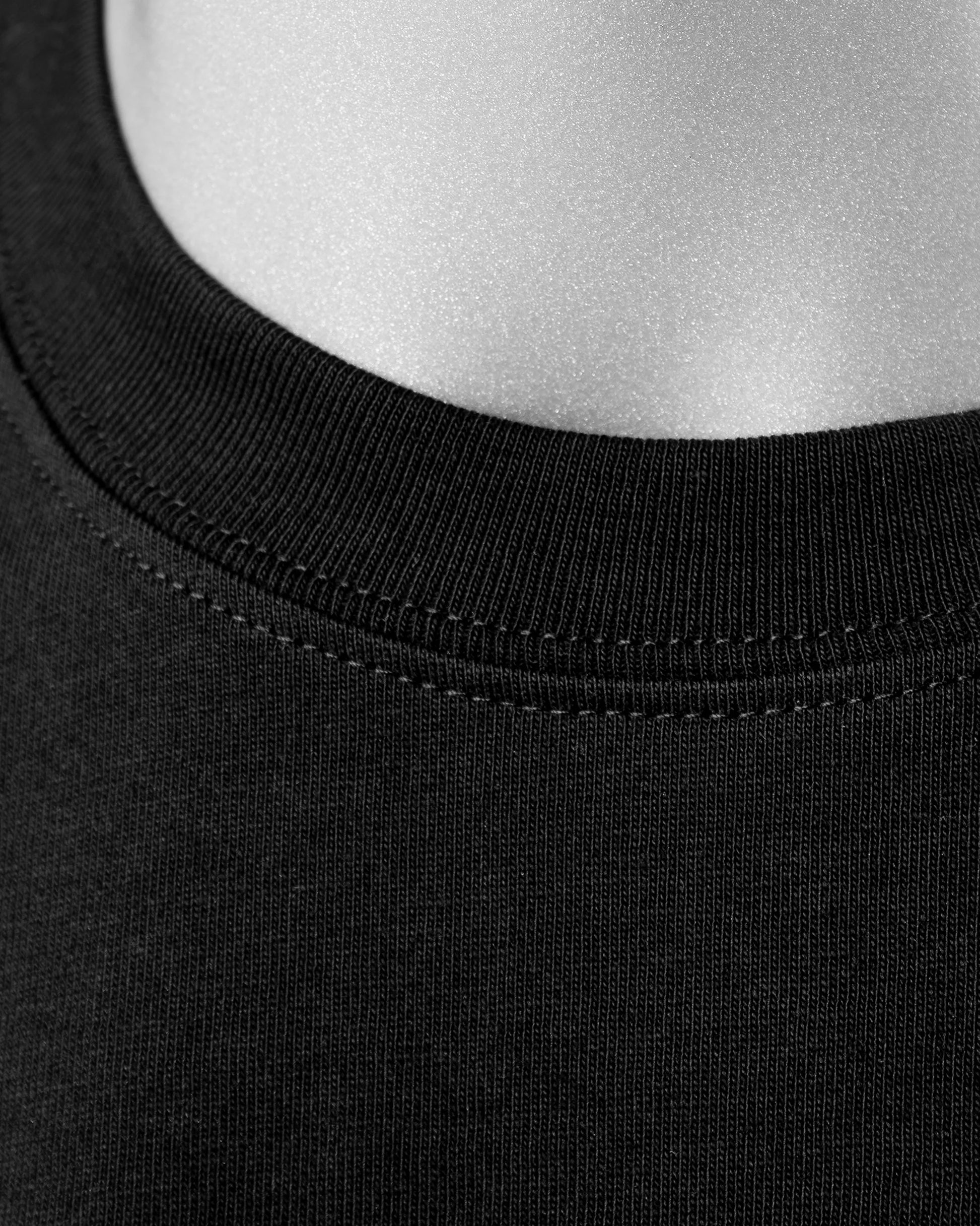 Detailansicht Kragen – Stanley/Stella Freestyler Longsleeve in Schwarz – Relaxed Fit Unisex Shirt aus Bio-Baumwolle.