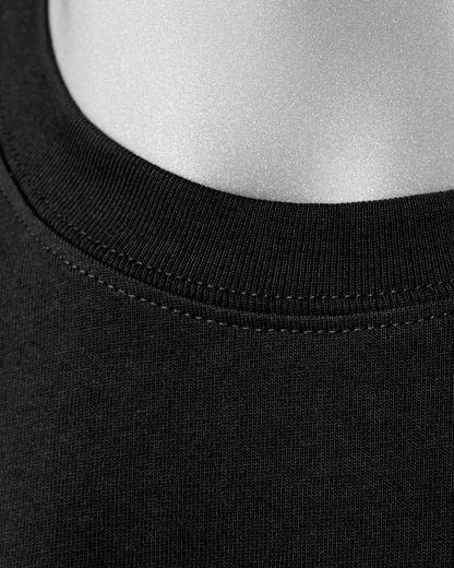 Detailansicht Kragen – Stanley/Stella Freestyler Longsleeve in Schwarz – Relaxed Fit Unisex Shirt aus Bio-Baumwolle.