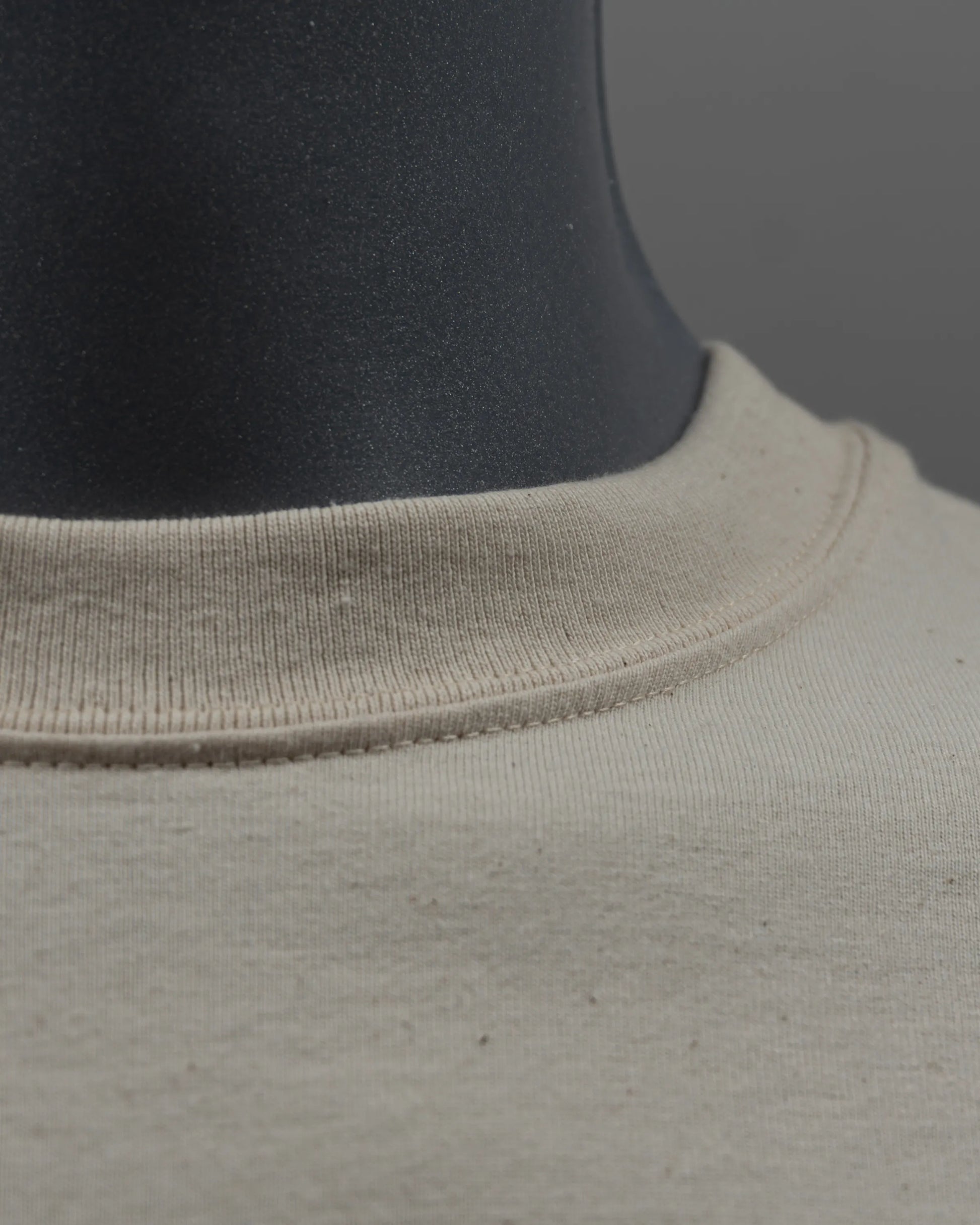 Detailaufnahme vom Kragen des Stanley/Stella Freestyler Oversized T-Shirts in Natural Raw – nachhaltige Bio-Baumwolle, ungefärbt und naturbelassen.