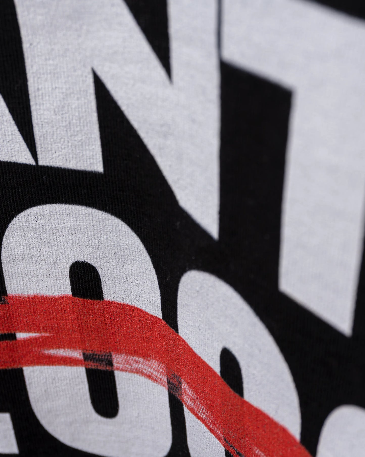 Detailansicht Rückenprint – Stanley/Stella Freestyler T-Shirt in Schwarz – Rückseitiger Aufdruck "Anti Zoos" – Relaxed Fit Bio-Baumwolle