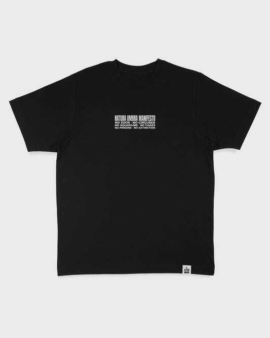 Flatlay Vorderseite – Stanley/Stella Freestyler T-Shirt in Schwarz mit "Manifest" Frontprint – Oversized Unisex Shirt aus Bio-Baumwolle.