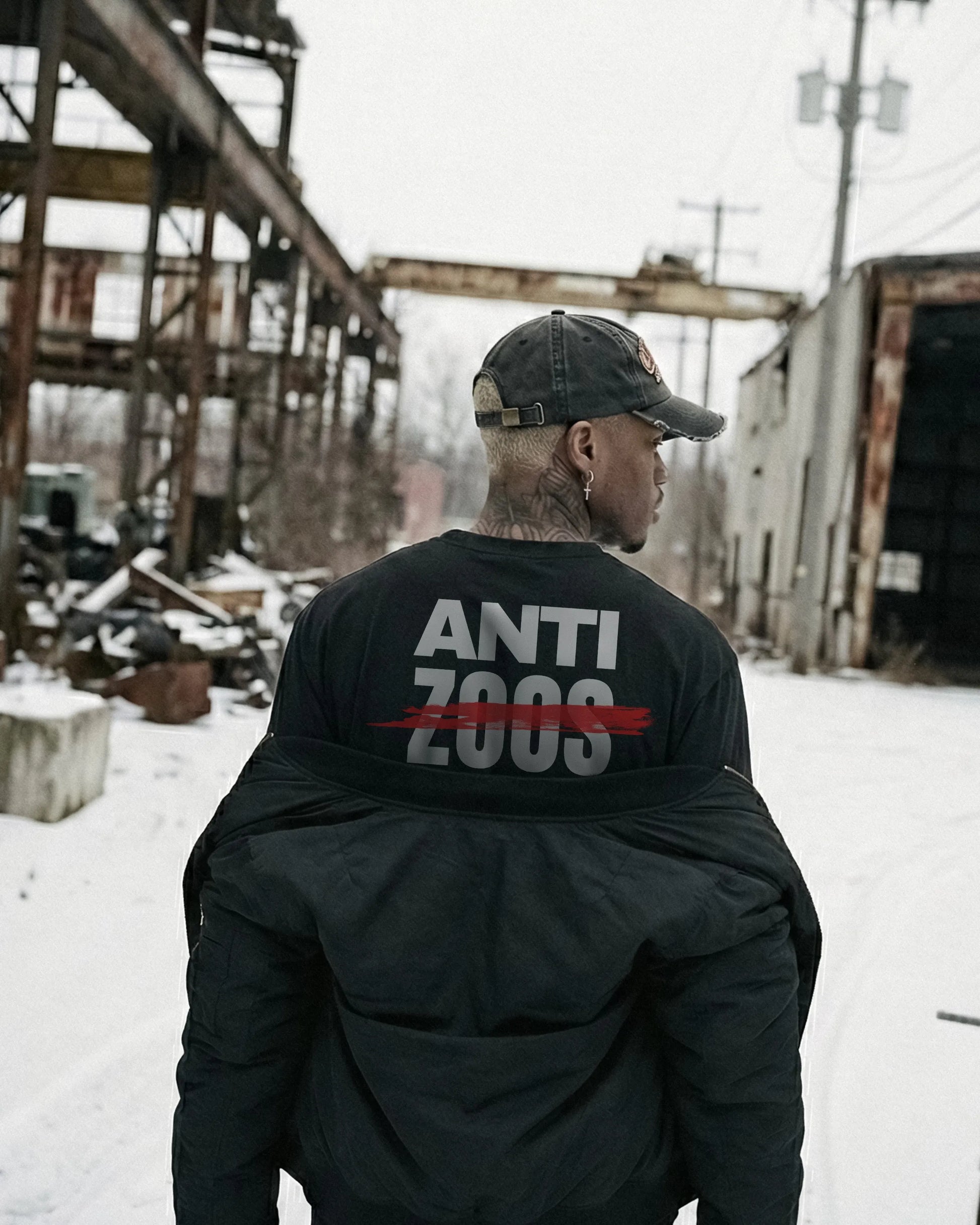 Model mit Rückenansicht – Stanley/Stella Freestyler T-Shirt in Schwarz mit "Anti Zoos" Backprint – Oversized Unisex Shirt aus Bio-Baumwolle.