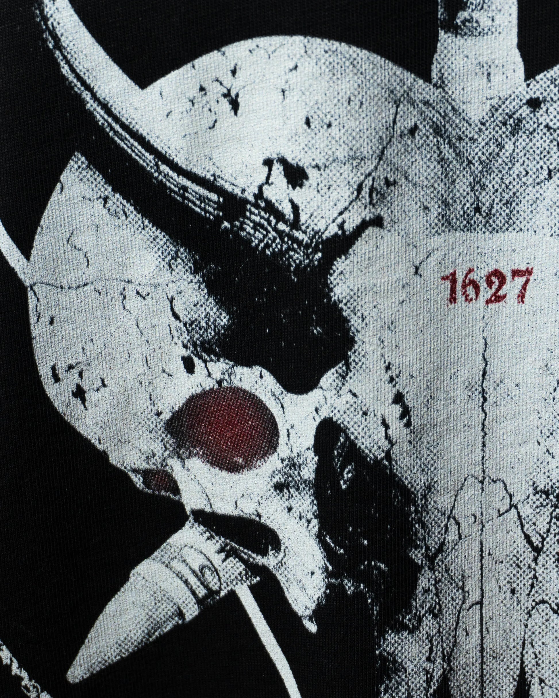 Detailaufnahme des Frontprints „Capital Death“ auf schwarzem Stanley/Stella Blaster 2.0 T-Shirt – feine Stoffstruktur & hochwertiger Druck von Natura Umbra.