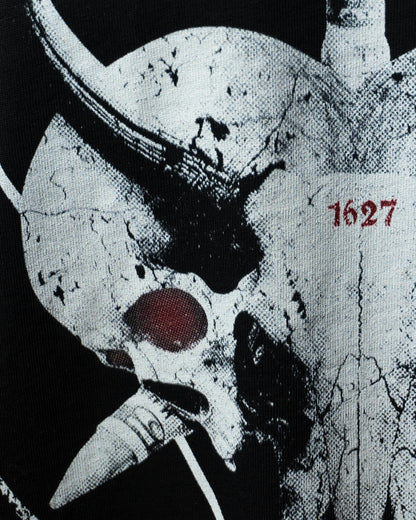 Detailaufnahme des Frontprints „Capital Death“ auf schwarzem Stanley/Stella Blaster 2.0 T-Shirt – feine Stoffstruktur & hochwertiger Druck von Natura Umbra.