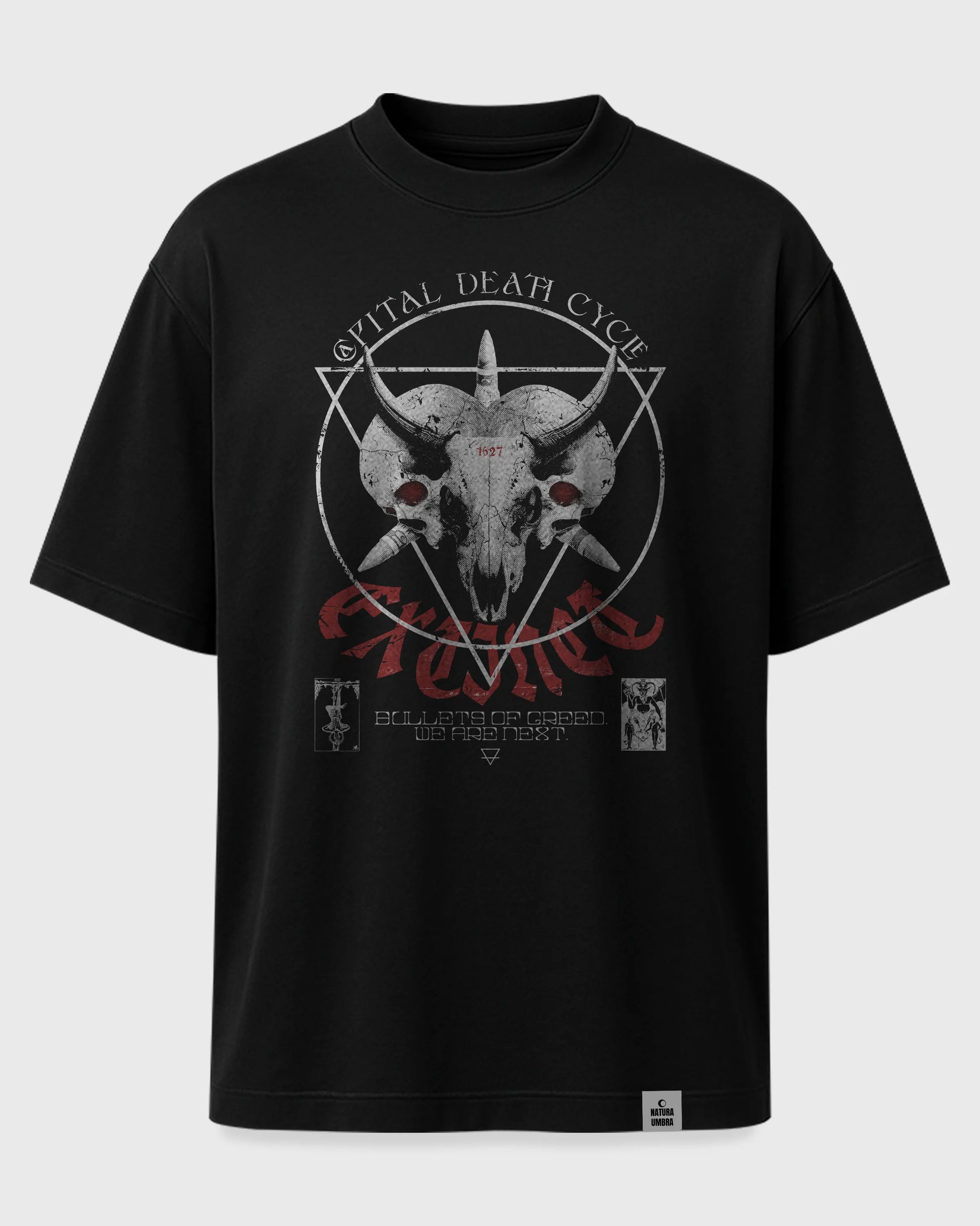 Ghost-Mockup des Stanley/Stella Blaster 2.0 Unisex T-Shirts in Schwarz mit Frontprint „Capital Death“ – rebellische Bio-Streetwear von Natura Umbra.