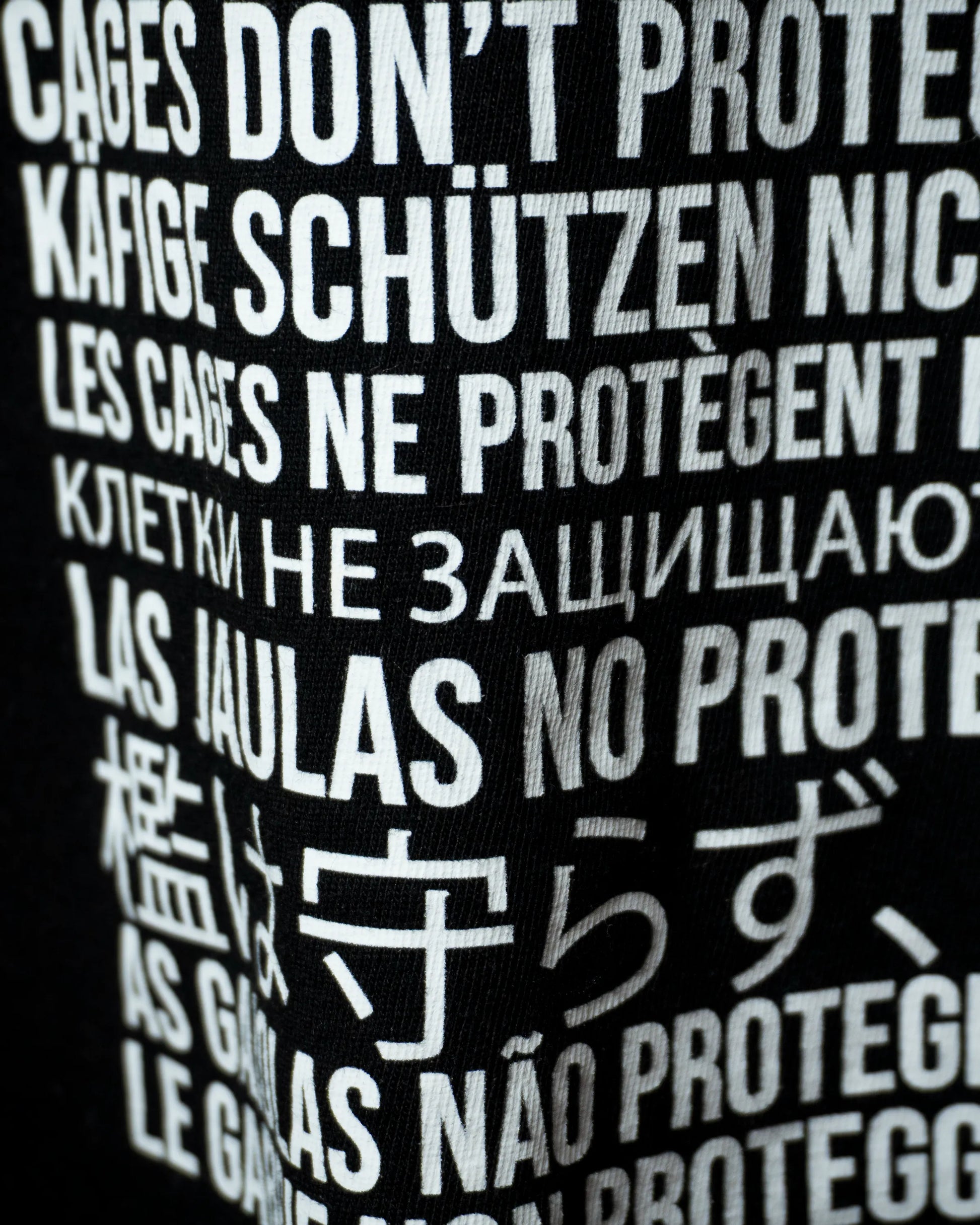 Detailaufnahme des Frontprints „Anti Zoos“ auf schwarzem Stanley/Stella Crafter T-Shirt – feine Stoffstruktur & hochwertiger Druck von Natura Umbra.