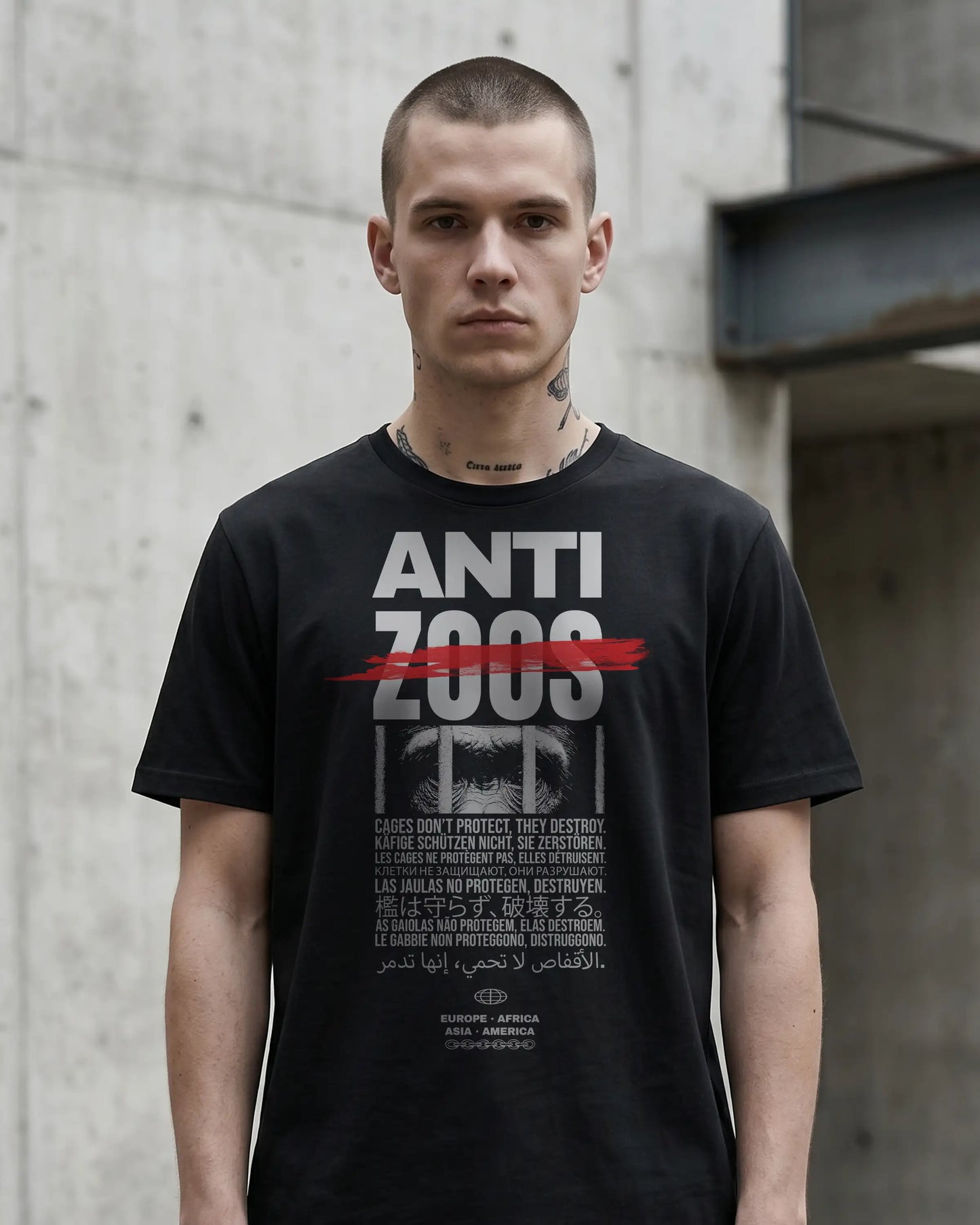 Männliches Model mit schwarzem Stanley/Stella Crafter T-Shirt – Frontprint „Anti Zoos“, nachhaltig produziert aus Bio-Baumwolle, Label Natura Umbra.