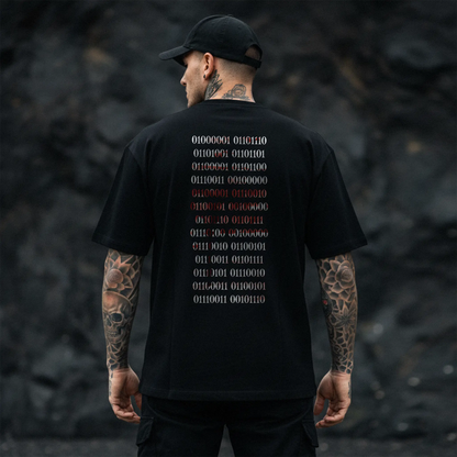 Model zeigt das schwarze Oversized Unisex T-Shirt von Natura Umbra mit Backprint „Binärcode“ – Stanley/Stella Freestyler.