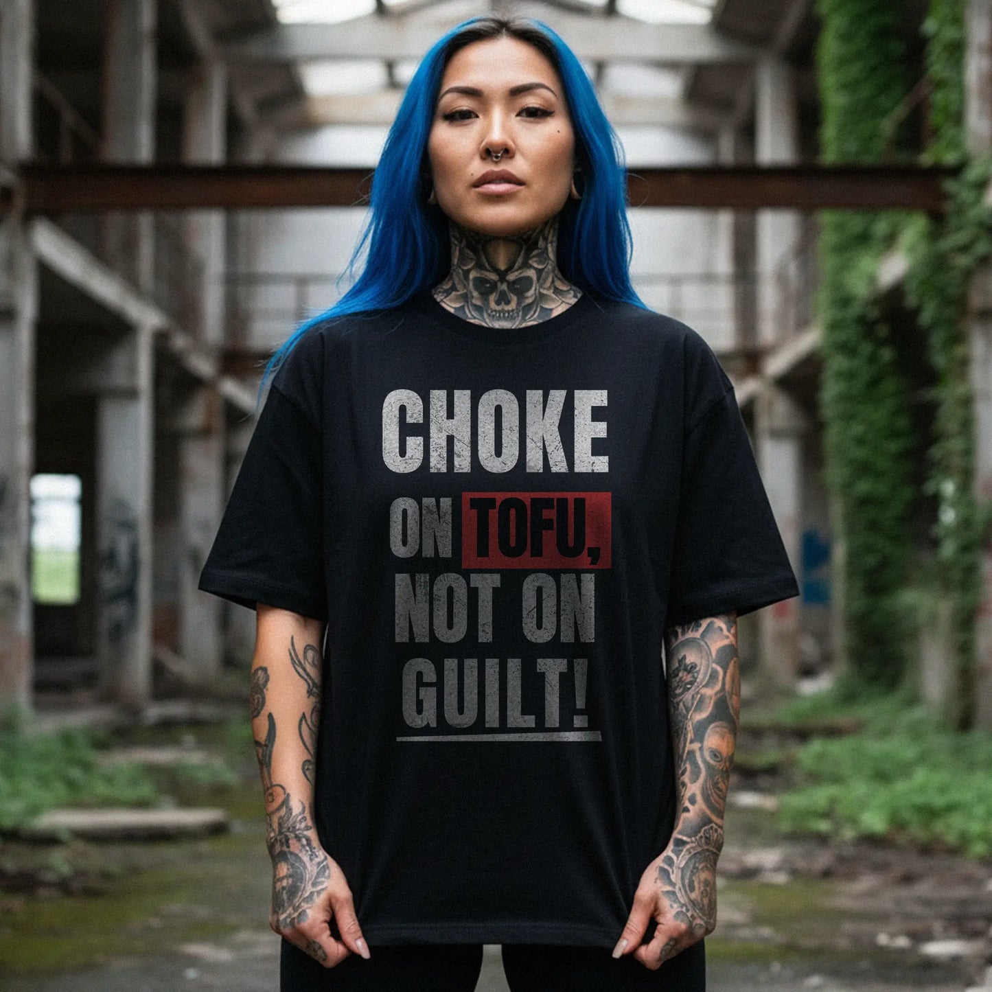 Nachhaltiges Oversized Unisex T-Shirt in Schwarz von Natura Umbra mit provokantem Frontprint „Choke on Tofu, not on Guilt!“ – Stanley/Stella Freestyler, getragen von einem weiblichen Model.