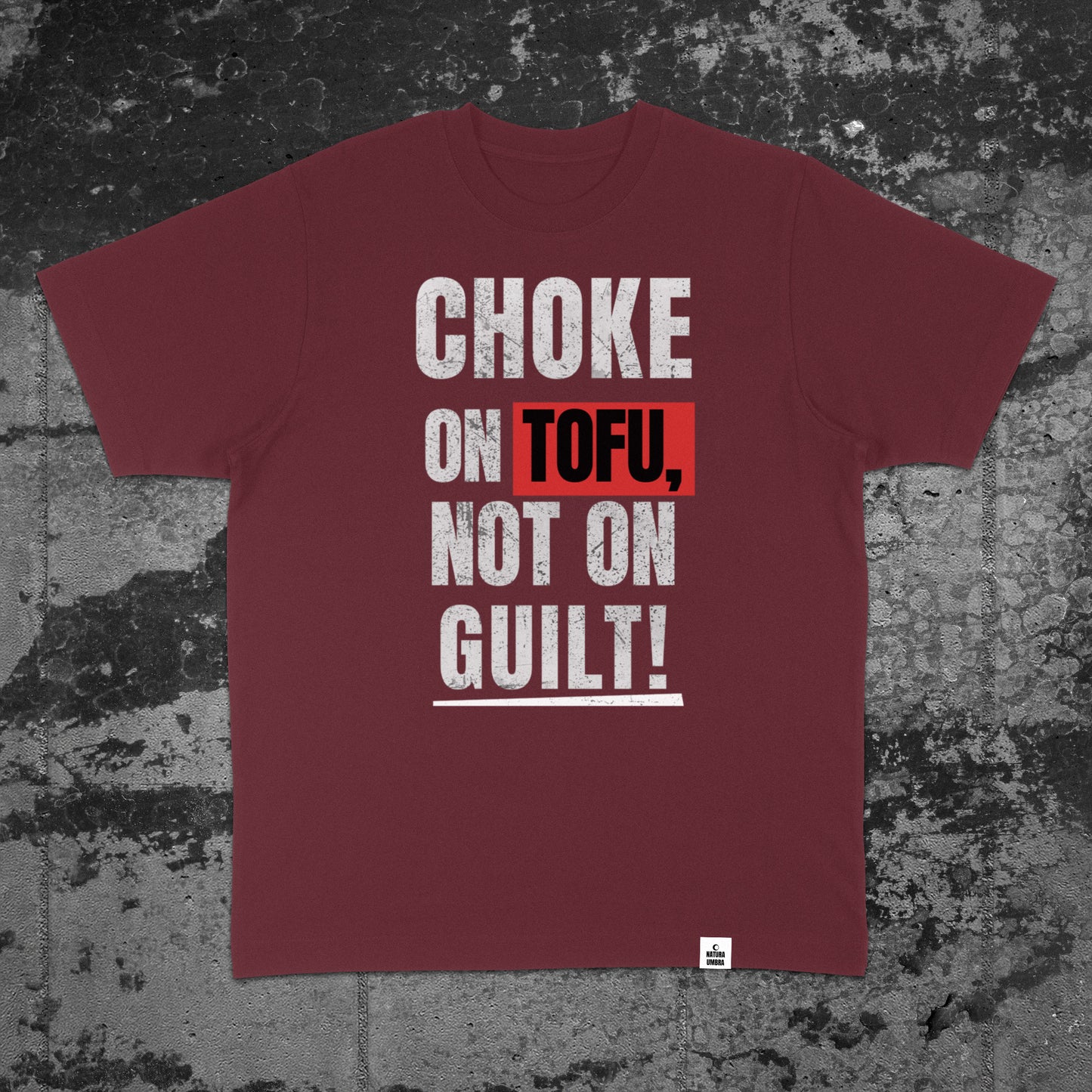 Nachhaltiges Oversized T-Shirt von Natura Umbra in der Farbe Burgundy mit Frontprint „Choke on Tofu, not on Guilt!“ – Flatlay des Stanley/Stella Freestyler.