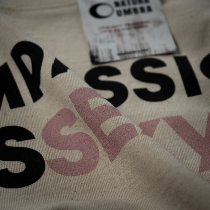 Nachhaltiges Oversized T-Shirt in Natural Raw mit dem Print „Compassion is Sexy“ – Detailansicht des Drucks und der Bio-Baumwollstruktur, Stanley/Stella Freestyler von Natura Umbra.