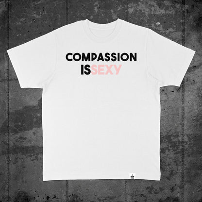 Nachhaltiges Oversized Unisex T-Shirt in Weiß mit Frontprint „Compassion is sexy“ – Flatlay des Stanley/Stella Freestyler von Natura Umbra.