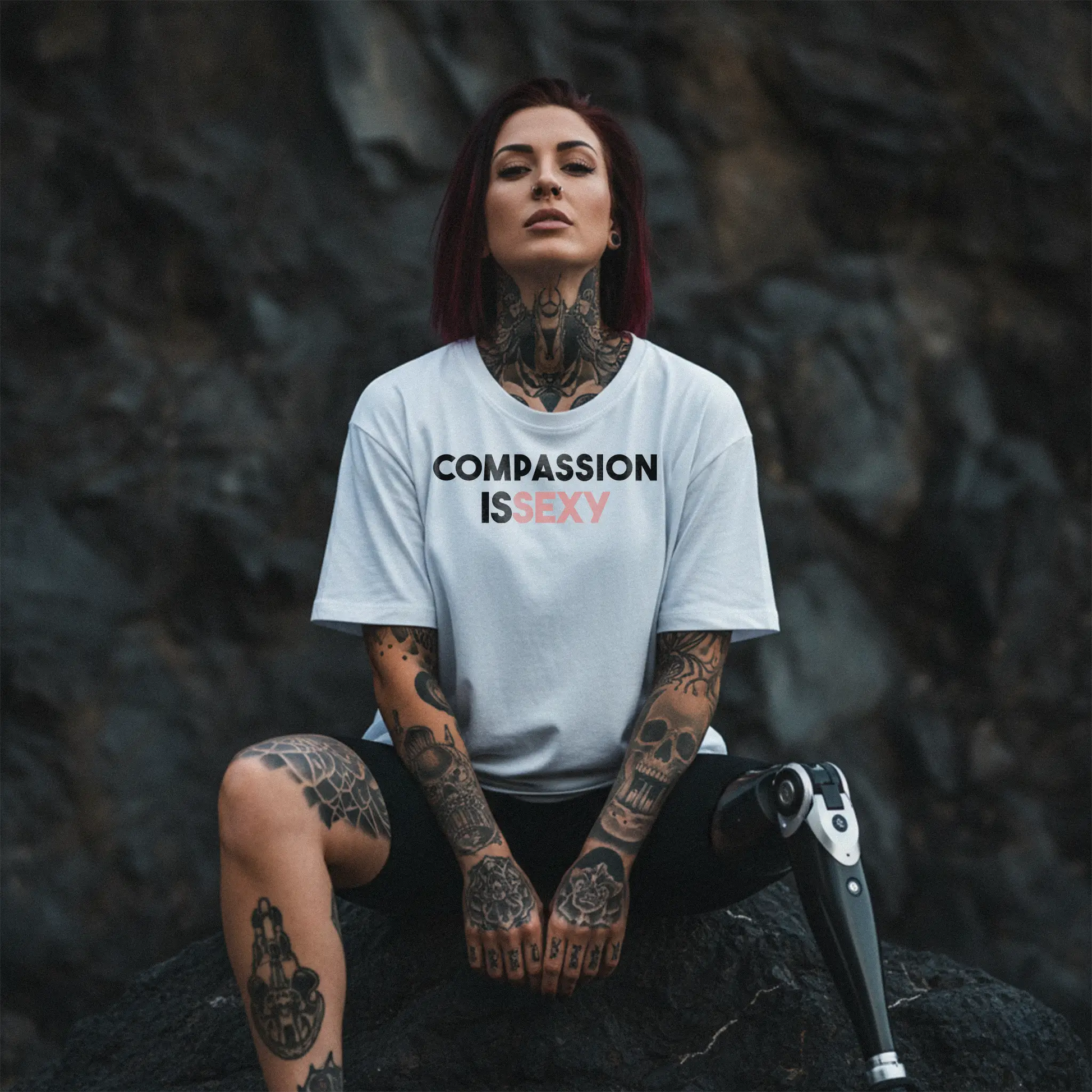 Nachhaltiges Oversized T-Shirt in Weiß von Natura Umbra mit Frontprint „Compassion is sexy“ – Stanley/Stella Freestyler, getragen von einem weiblichen Model.