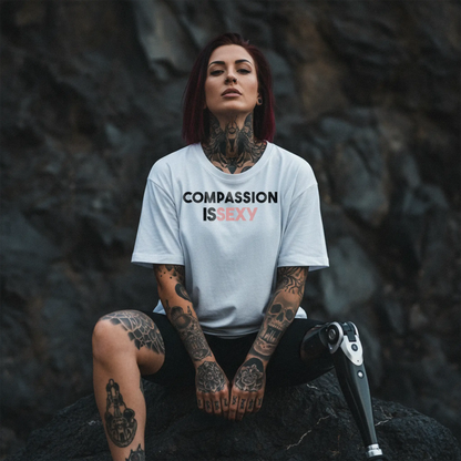 Nachhaltiges Oversized T-Shirt in Weiß von Natura Umbra mit Frontprint „Compassion is sexy“ – Stanley/Stella Freestyler, getragen von einem weiblichen Model.