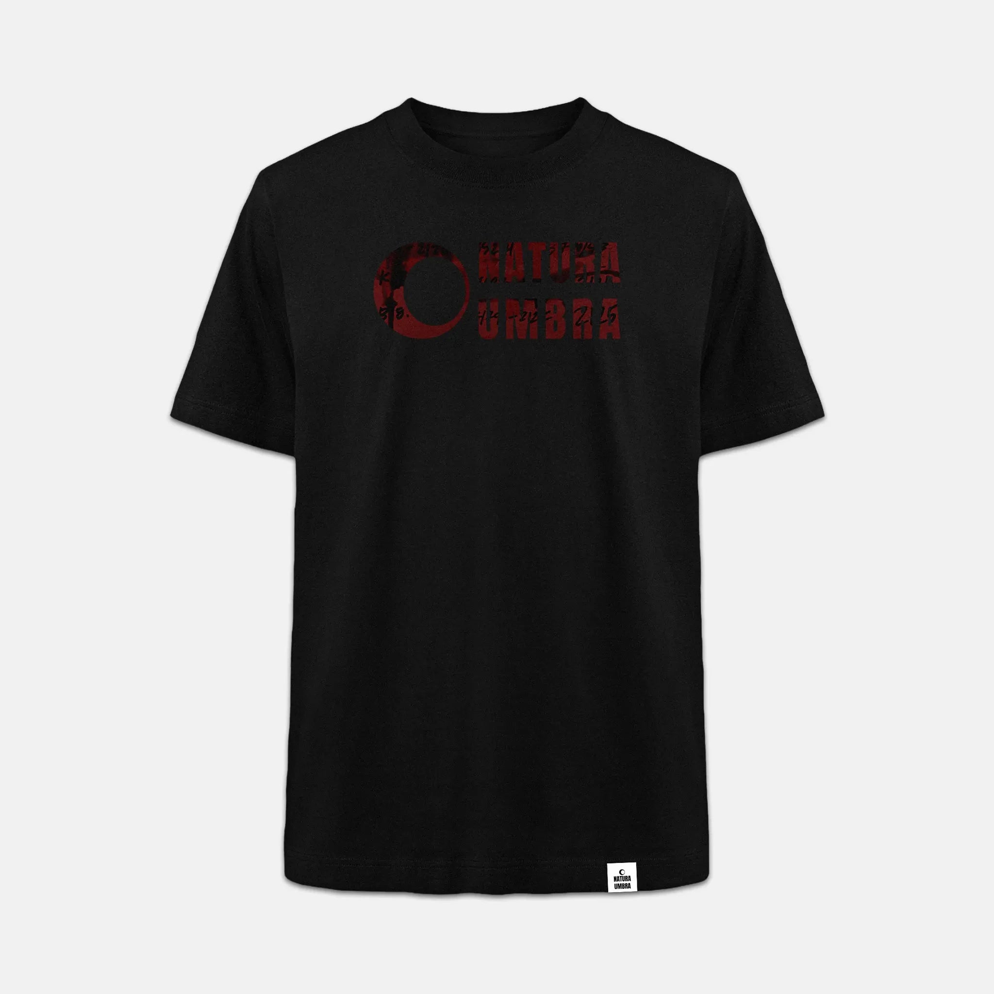 Ghost-Mockup des schwarzen Oversized Unisex T-Shirts „Natura Umbra“ – Stanley/Stella Freestyler mit Frontprint.