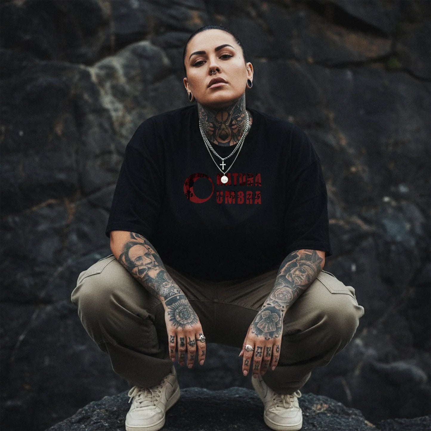 Model trägt das schwarze Oversized Unisex T-Shirt „Natura Umbra“ mit Frontprint – Stanley/Stella Freestyler.