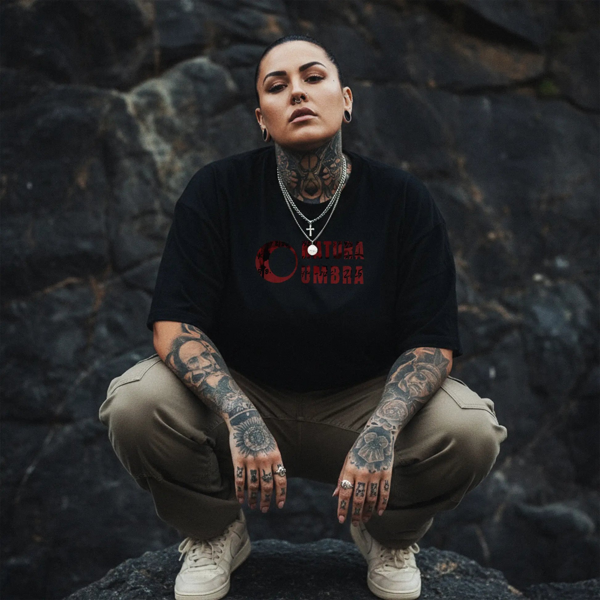 Model trägt das schwarze Oversized Unisex T-Shirt „Natura Umbra“ mit Frontprint – Stanley/Stella Freestyler.