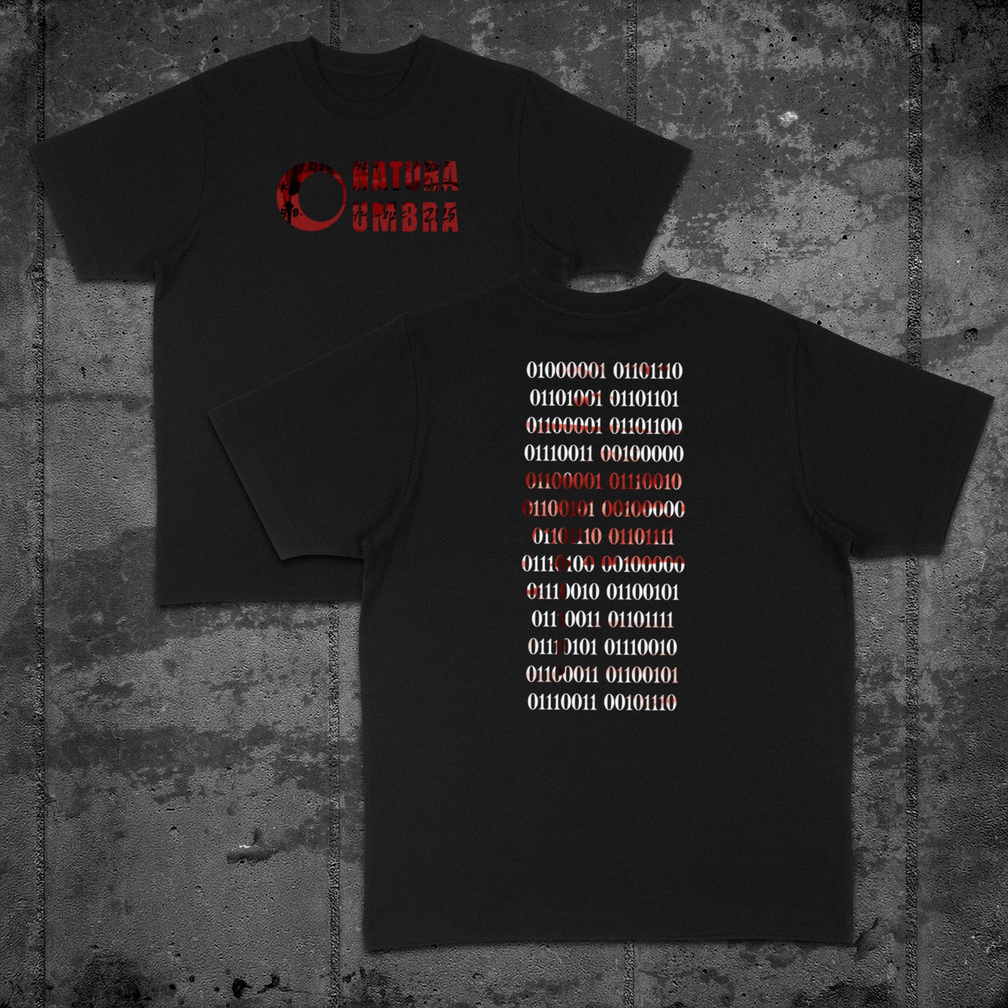 Flatlay des schwarzen Oversized Unisex T-Shirts von Natura Umbra – Stanley/Stella Freestyler mit Frontprint „Natura Umbra“ und Backprint „Binärcode“.