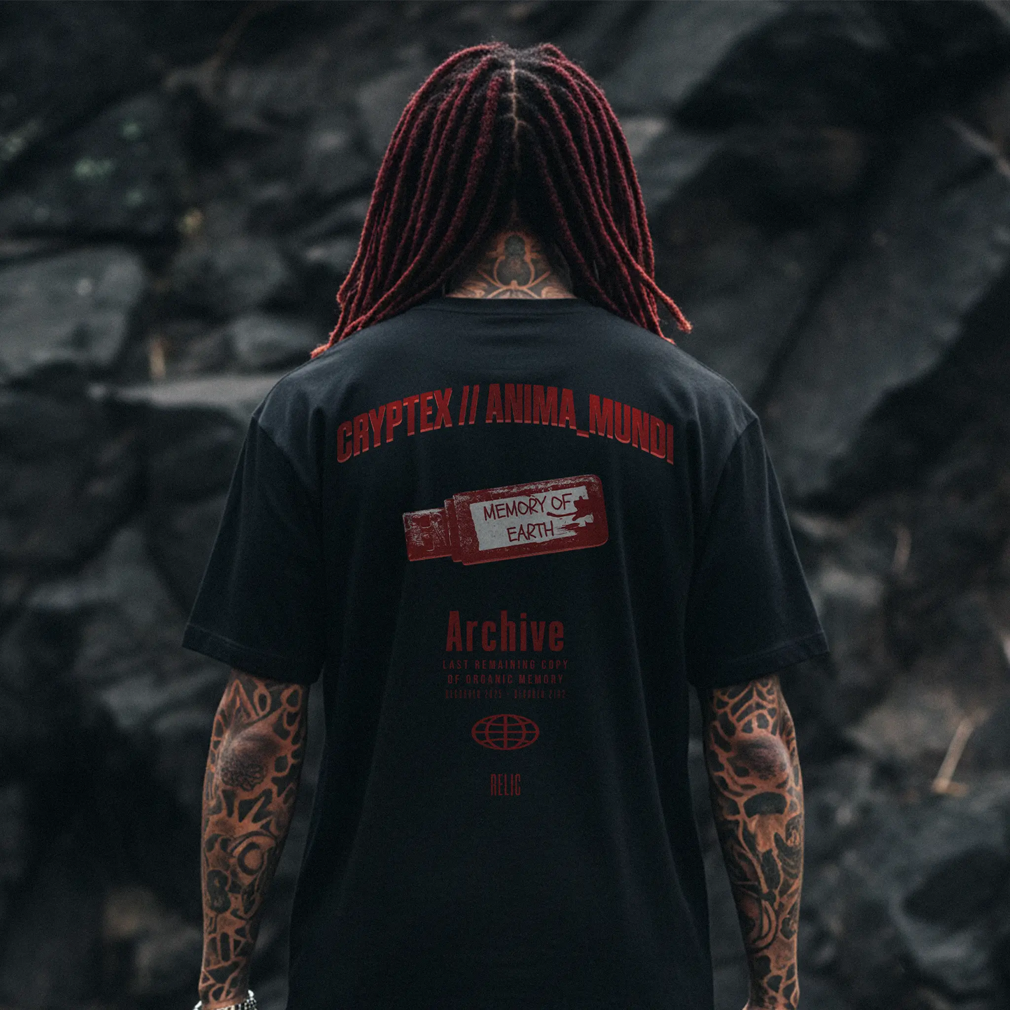 Nachhaltiges Oversized T-Shirt in Schwarz von Natura Umbra – Stanley/Stella Freestyler mit Backprint „Relic“, getragen vom Model.