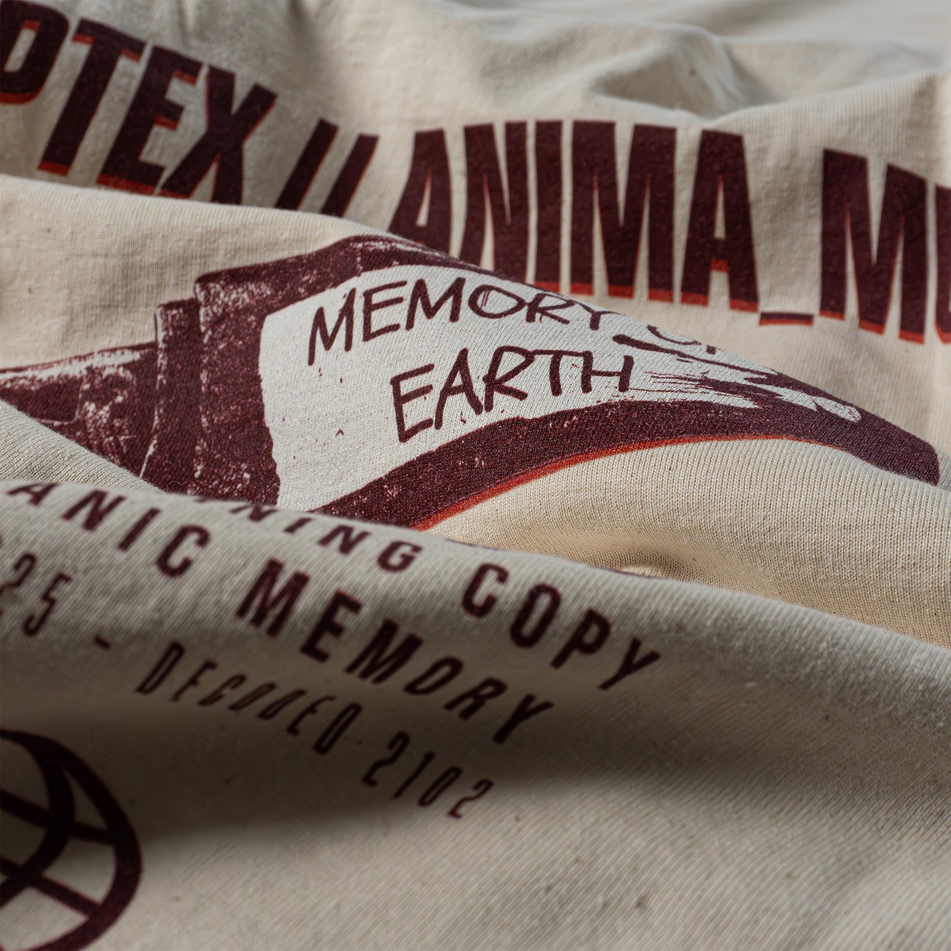 Nahaufnahme vom Print „Relic (memory of earth)“ und der Textur aus Bio-Baumwolle – Oversized Unisex T-Shirt Stanley/Stella Freestyler in Natural Raw von Natura Umbra.