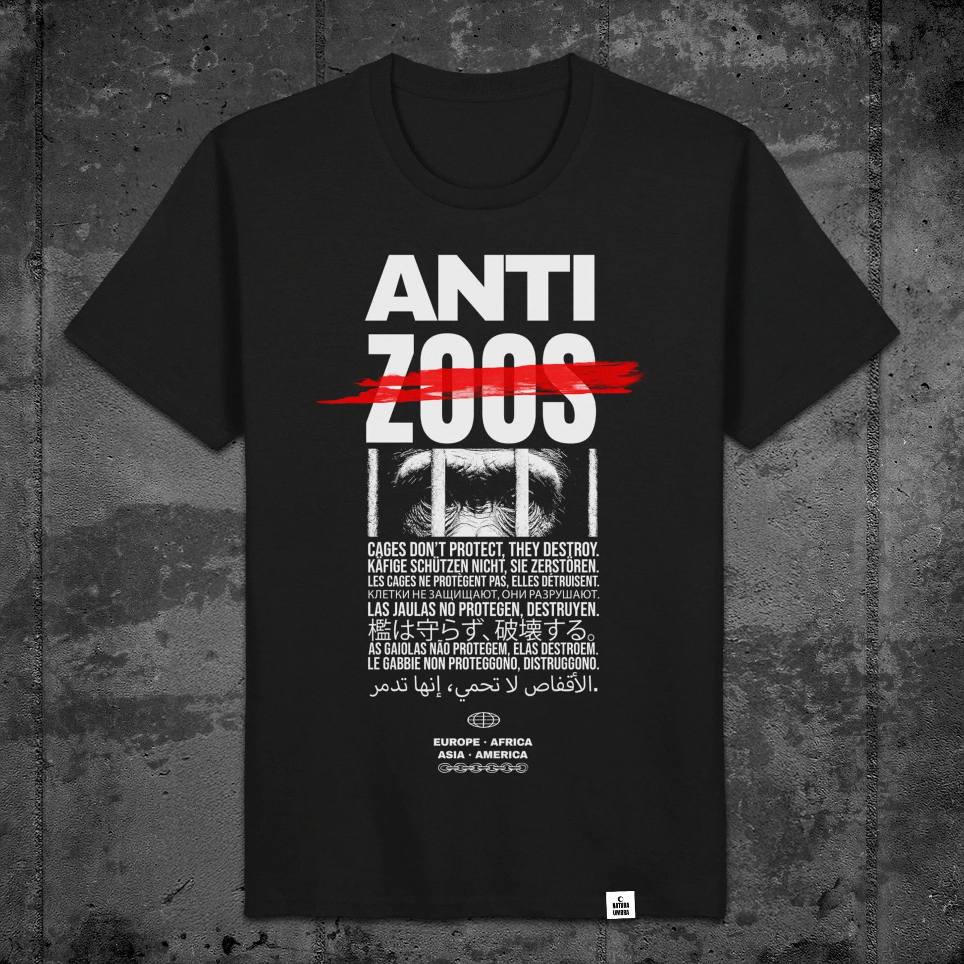 Schwarzes Stanley/Stella Rocker Unisex T-Shirt – Flatlay mit „Anti Zoos“ Frontprint, gefertigt aus GOTS-zertifizierter Bio-Baumwolle, Brand: Natura Umbra.