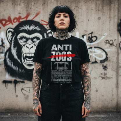Weibliches Model mit schwarzem Stanley/Stella Rocker T-Shirt – Frontprint „Anti Zoos“, nachhaltig produziert aus Bio-Baumwolle, Label Natura Umbra.