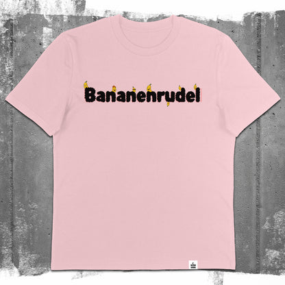 Nachhaltiges Unisex T-Shirt von Natura Umbra in Cotton Pink mit Frontprint „Bananenrudel“ – Flatlay des Stanley/Stella Creator 2.0.