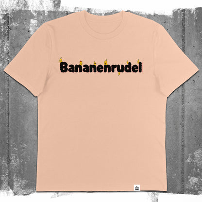 Nachhaltiges Unisex T-Shirt von Natura Umbra in Fraiche Peche mit Frontprint „Bananenrudel“ – Flatlay des Stanley/Stella Creator 2.0.