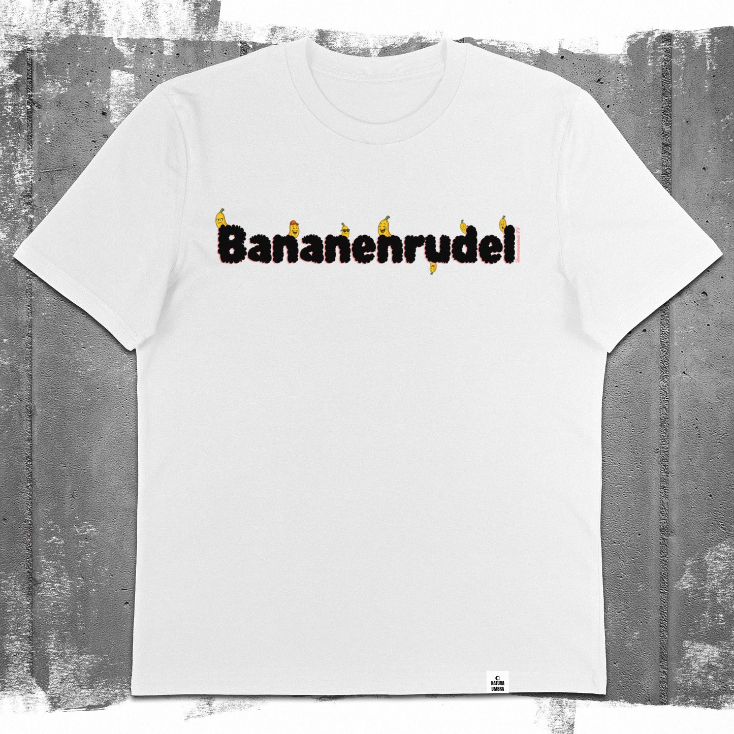 Nachhaltiges Unisex T-Shirt von Natura Umbra in weiß mit Frontprint „Bananenrudel“ – Flatlay des Stanley/Stella Creator 2.0.
