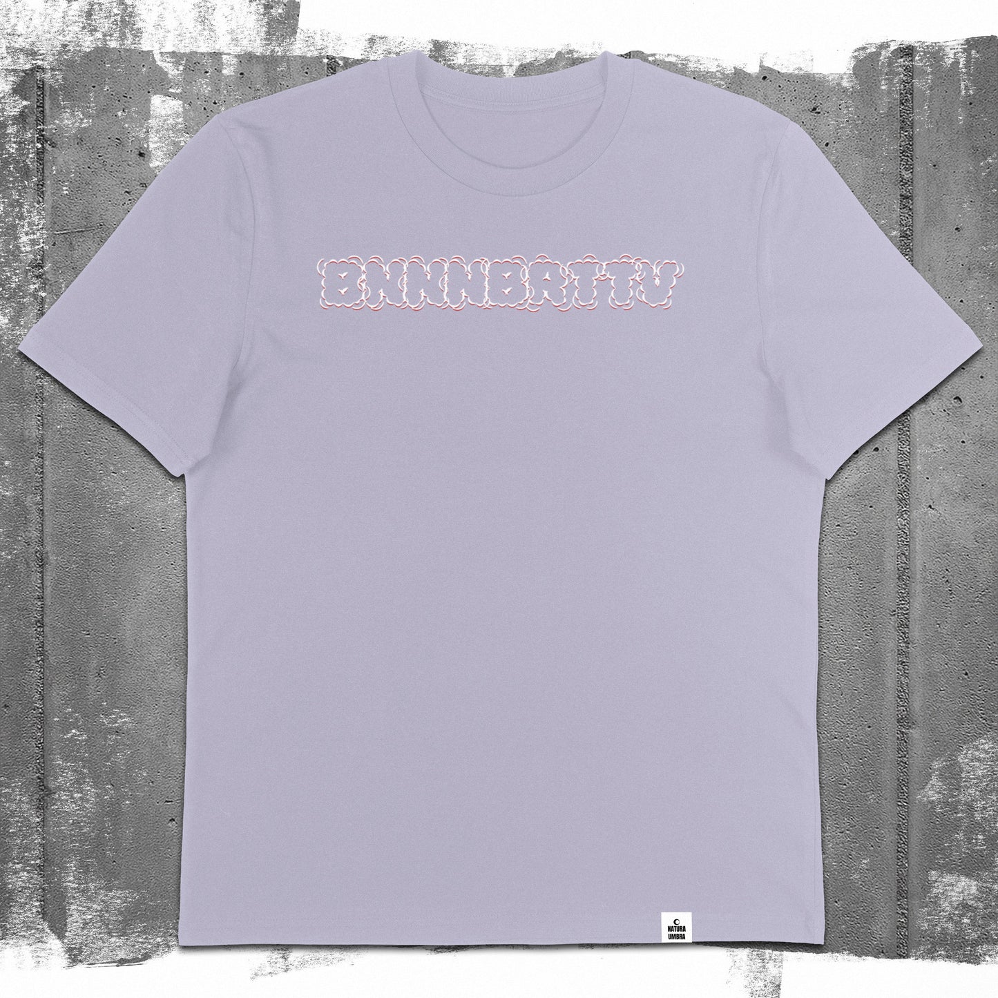 Nachhaltiges Unisex T-Shirt von Natura Umbra in Lavender mit Frontprint „BNNNBRTTV“ – Flatlay des Stanley/Stella Creator 2.0.