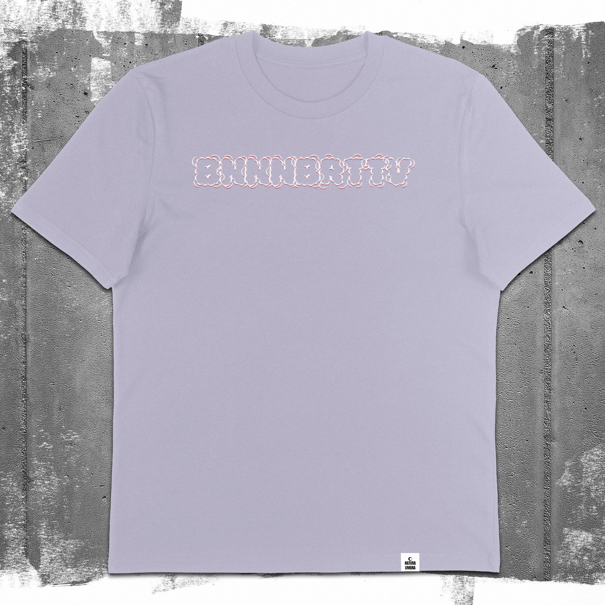 Nachhaltiges Unisex T-Shirt von Natura Umbra in Lavender mit Frontprint „BNNNBRTTV“ – Flatlay des Stanley/Stella Creator 2.0.