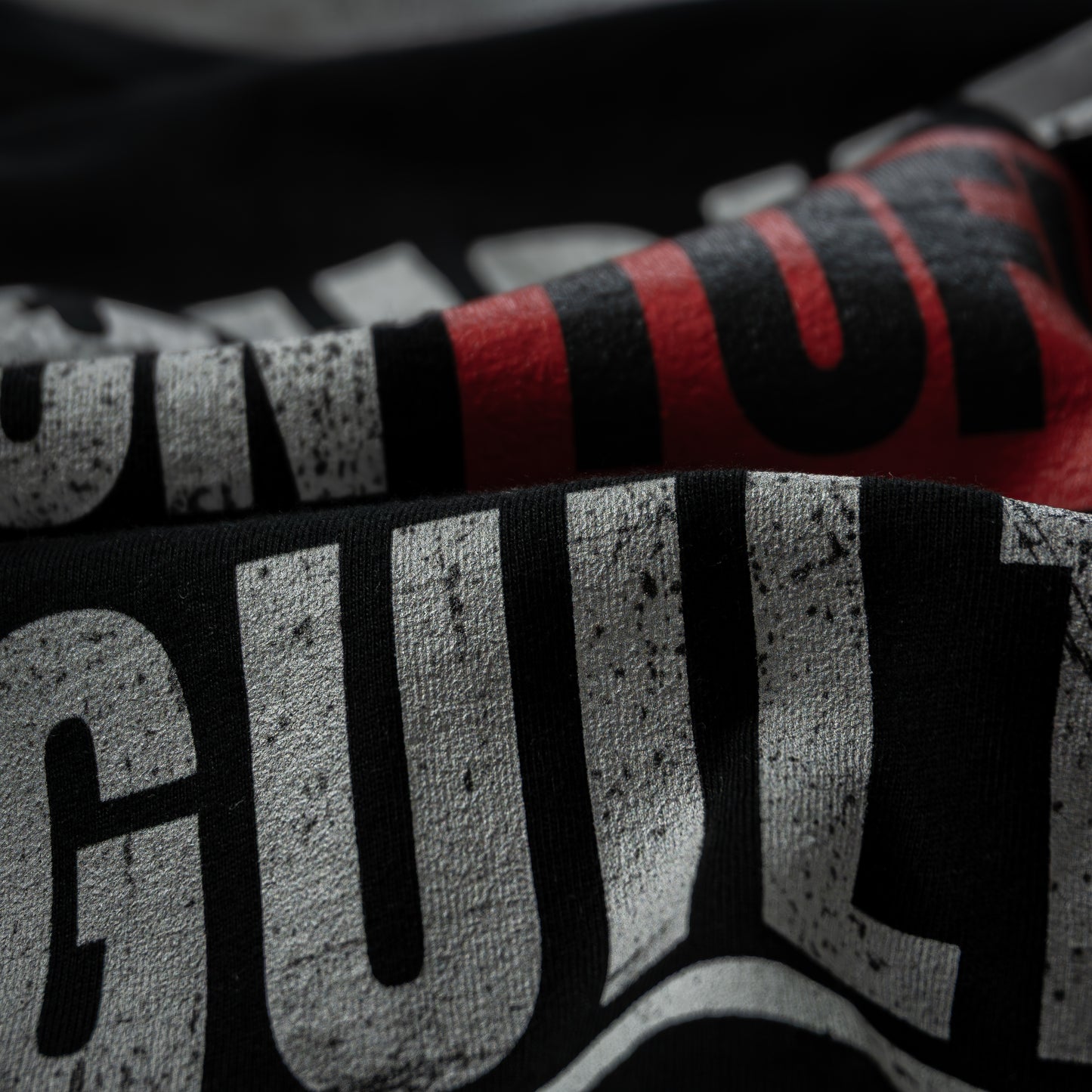 Nachhaltiges Unisex T-Shirt von Natura Umbra in Schwarz – Detailansicht des Frontprints „Choke on Tofu, not on Guilt!“ und der Bio-Baumwollstruktur, Modell Stanley/Stella Creator 2.0.