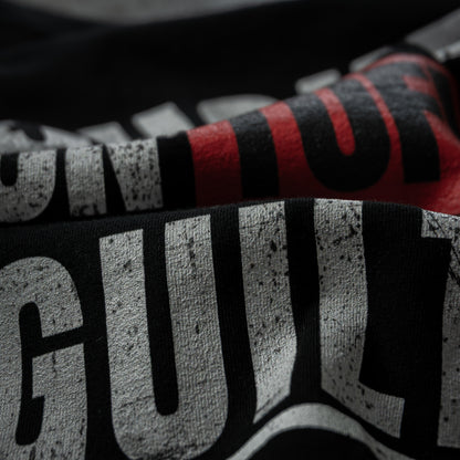 Nachhaltiges Unisex T-Shirt von Natura Umbra in Schwarz – Detailansicht des Frontprints „Choke on Tofu, not on Guilt!“ und der Bio-Baumwollstruktur, Modell Stanley/Stella Creator 2.0.