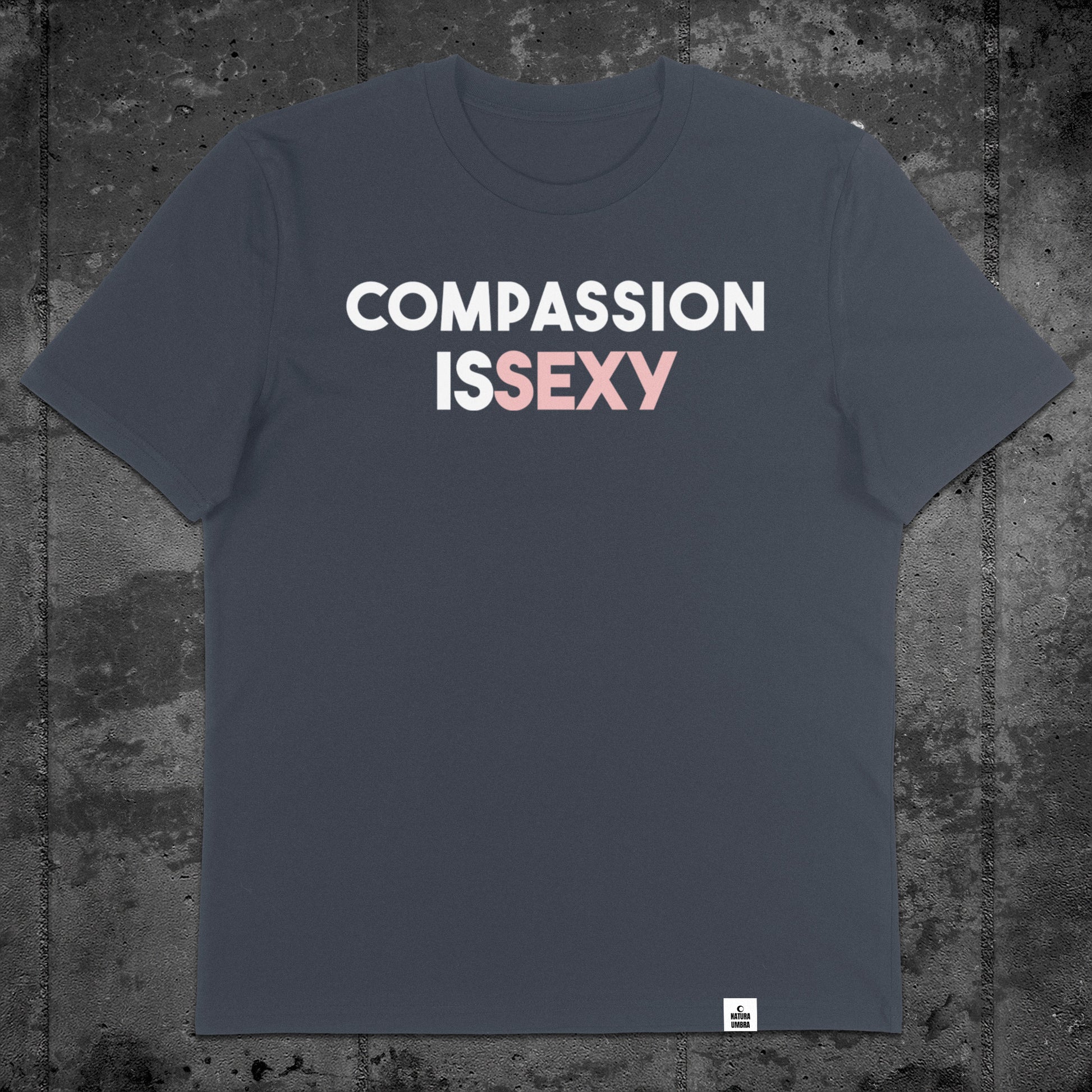 Nachhaltiges Unisex T-Shirt von Natura Umbra in India Ink Grey mit Frontprint „Compassion is sexy“ – Flatlay des Stanley/Stella Creator 2.0.