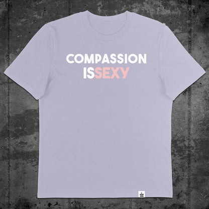 Nachhaltiges Unisex T-Shirt von Natura Umbra in Lavender mit Frontprint „Compassion is sexy“ – Flatlay des Stanley/Stella Creator 2.0.