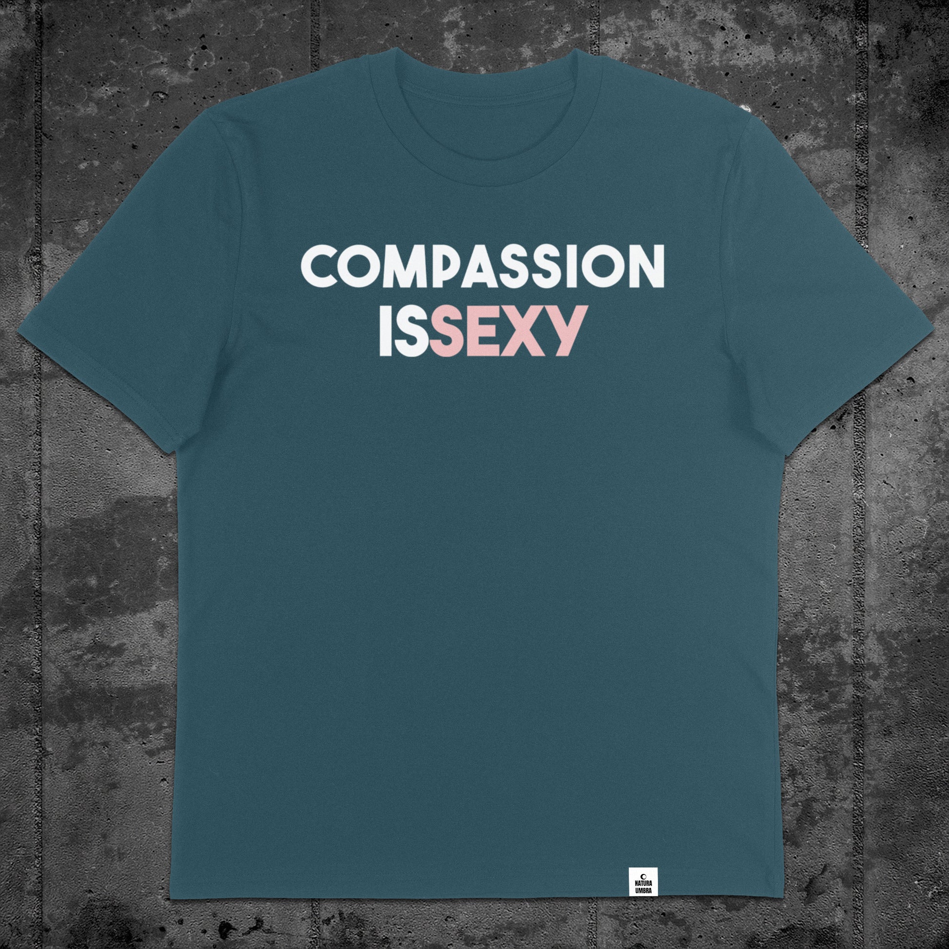 Nachhaltiges Unisex T-Shirt in Stargazer von Natura Umbra mit Frontprint „Compassion is sexy“ – Flatlay des Stanley/Stella Creator 2.0.