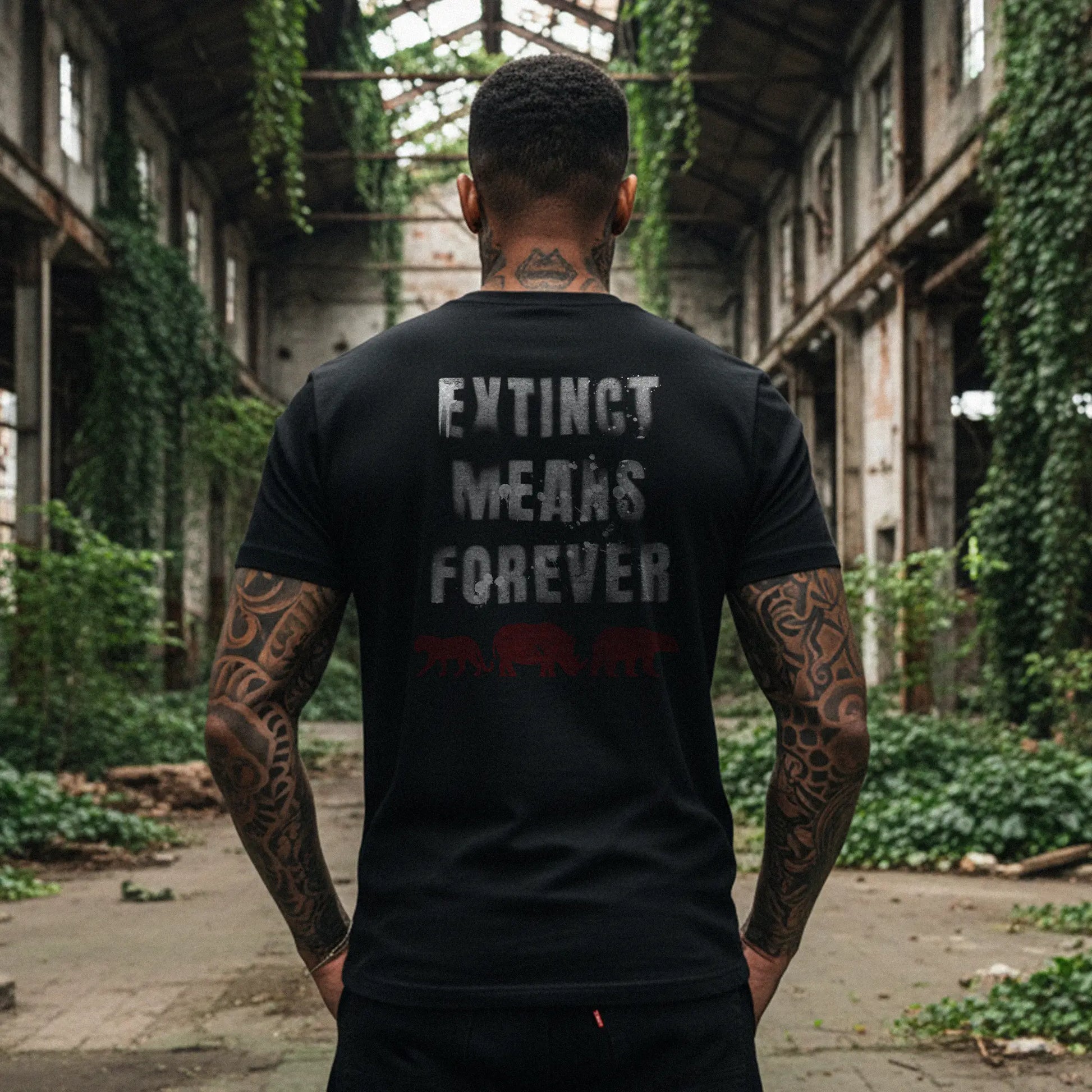 Model trägt das Unisex T-Shirt von Natura Umbra in schwarz – Stanley/Stella Creator 2.0 mit Backprint „Extinct means forever“.