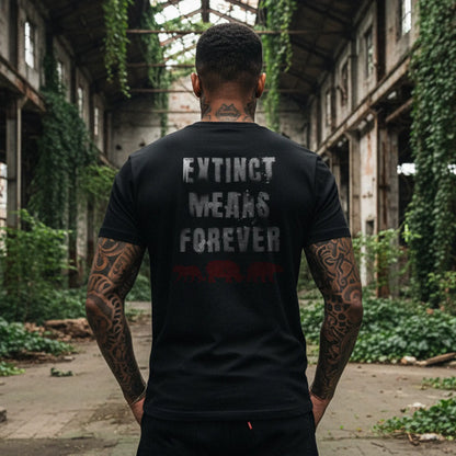 Model trägt das Unisex T-Shirt von Natura Umbra in schwarz – Stanley/Stella Creator 2.0 mit Backprint „Extinct means forever“.