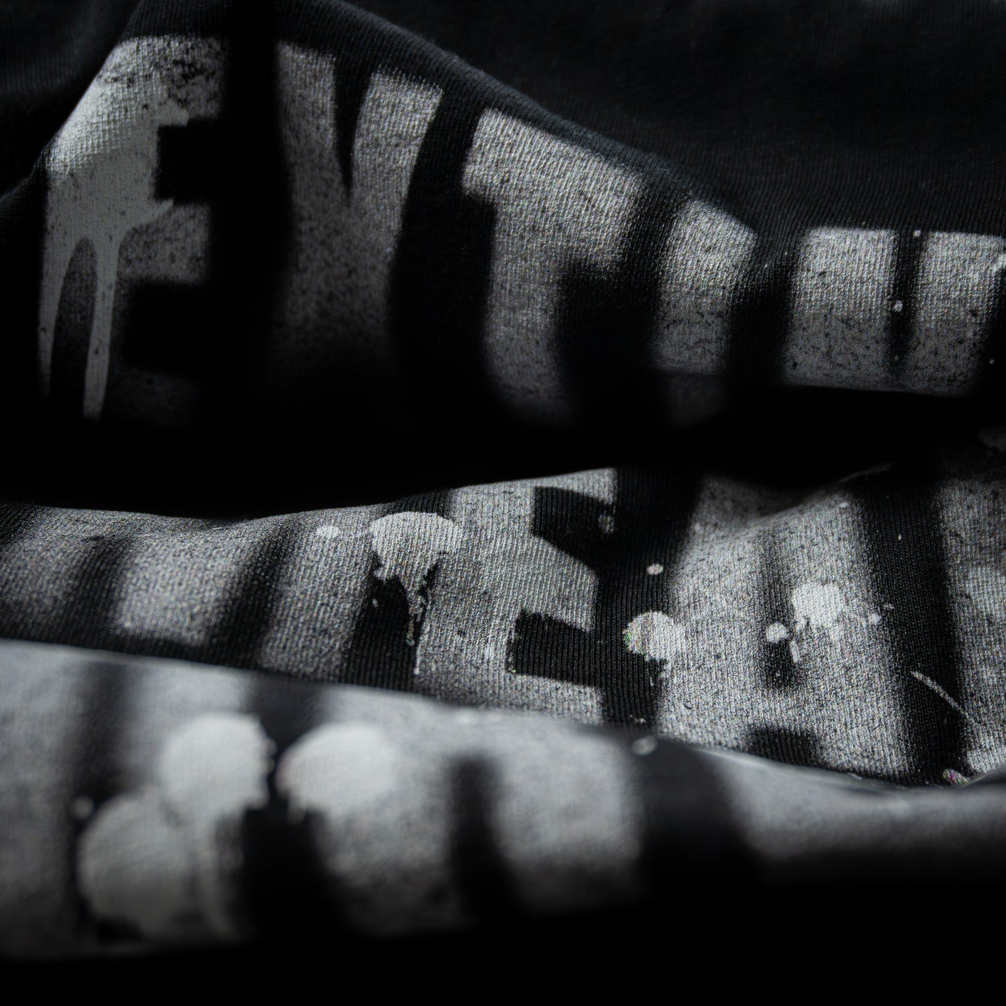 Schwarzes Unisex T-Shirt von Natura Umbra – Detailansicht des Frontprints „Extinct means Forever“ und der Bio-Baumwollstruktur, Stanley/Stella Creator 2.0.